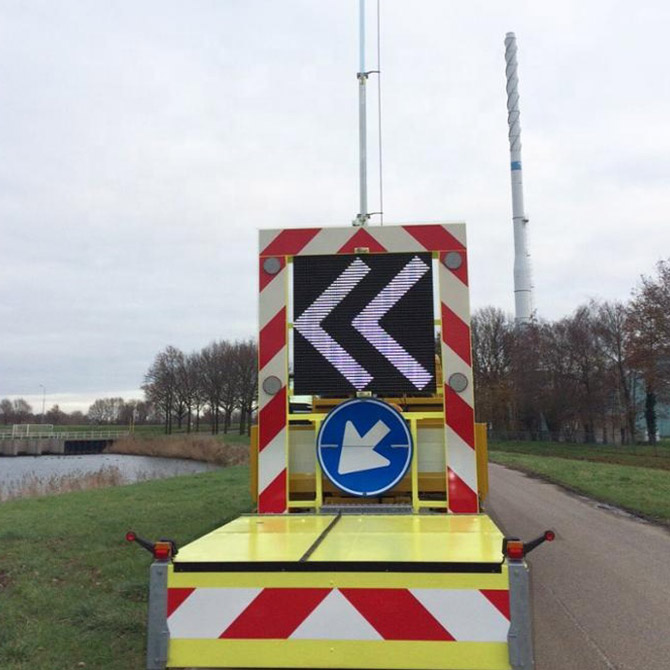 Mobile LED Dynamic Message Signs Highway Road Traffic Safety AUS NZ