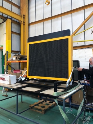 Mobile 3 In 1 SMD Lens VMS Trailer Signs LED Display With Generator